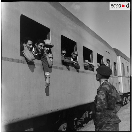 La remise de prisonniers égyptiens aux forces de police de l'ONU à Port-Saïd.