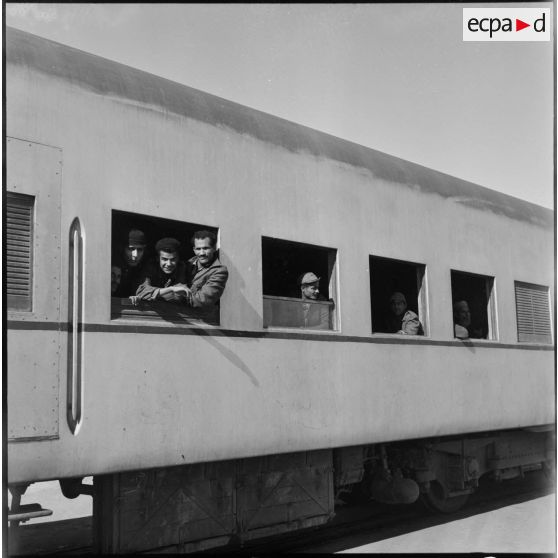 La remise de prisonniers égyptiens aux forces de police de l'ONU à Port-Saïd.