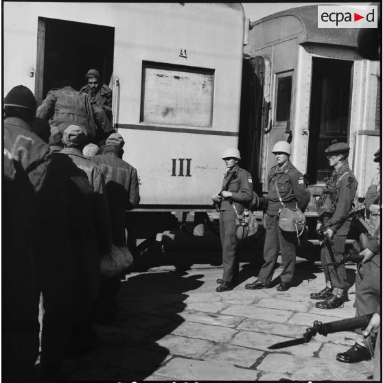 La remise de prisonniers égyptiens aux forces de police de l'ONU à Port-Saïd.