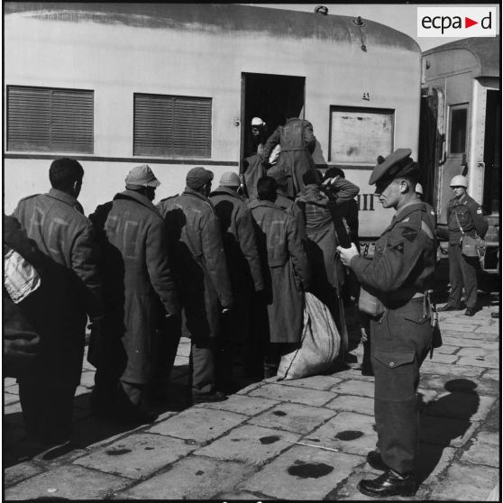 La remise de prisonniers égyptiens aux forces de police de l'ONU à Port-Saïd.