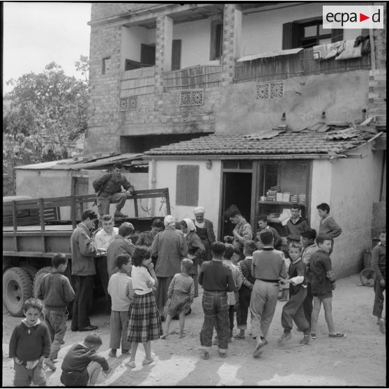 Photographie d'un groupe d'enfants de Beni-Messous.