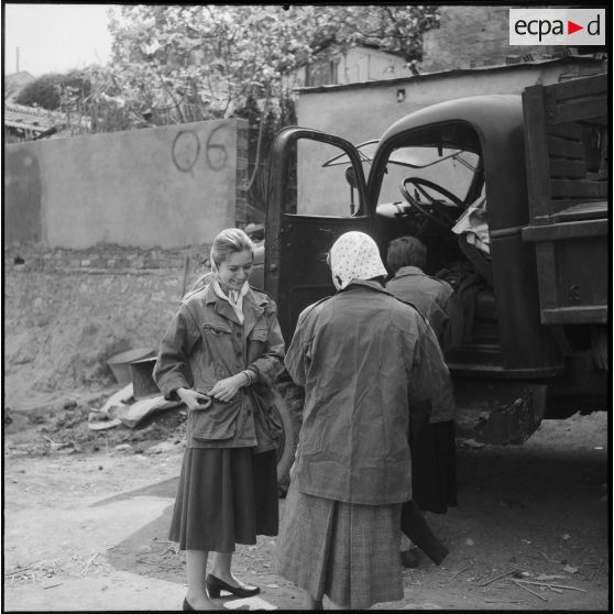 Trois femmes en visite à Beni-Messous.