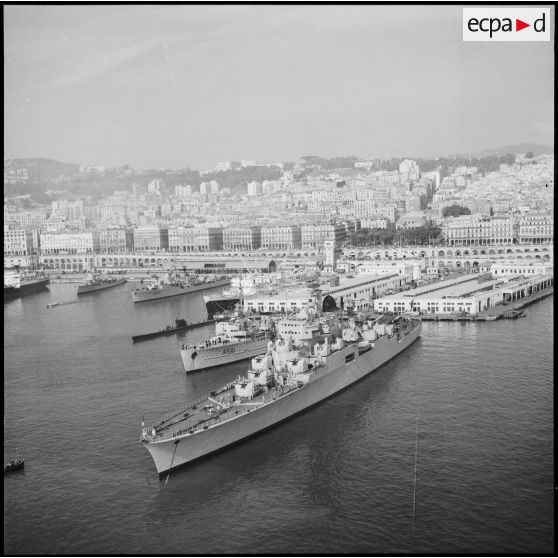 Vue aérienne de l'arrivée de la flotte de Méditerranée à Alger.