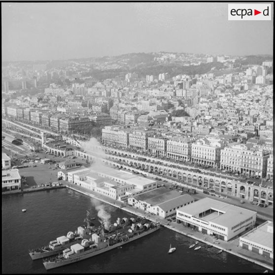 Vue aérienne de l'arrivée de la flotte de Méditerranée à Alger.