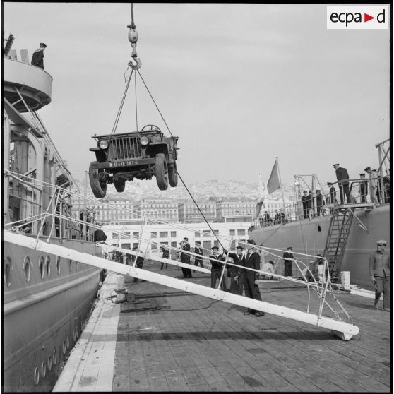 Débarquement d'une jeep du Gustave Zédé, Alger.