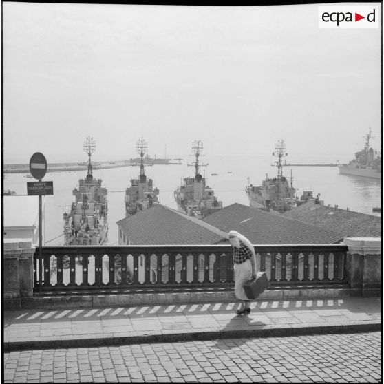 Escorteurs rapides amarrés dans le port d'Alger.