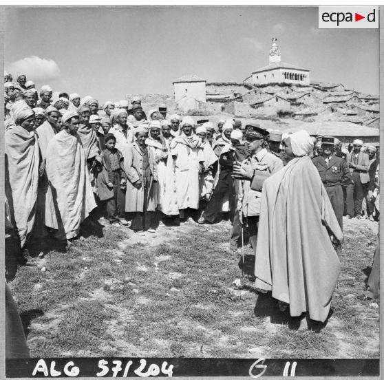 Tournée d'adieux dans le Hodna du colonel Temple de Rougemont commandant le 8e RSA.