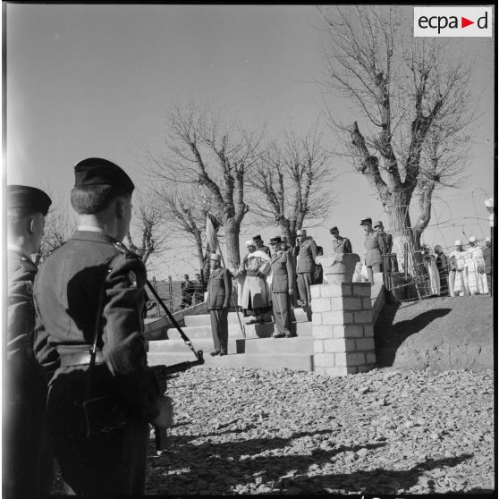 Tournée d'adieux dans le Hodna du colonel Temple de Rougemont commandant le 8e RSA.