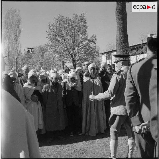 Tournée d'adieux dans le Hodna du colonel Temple de Rougemont commandant le 8e RSA.