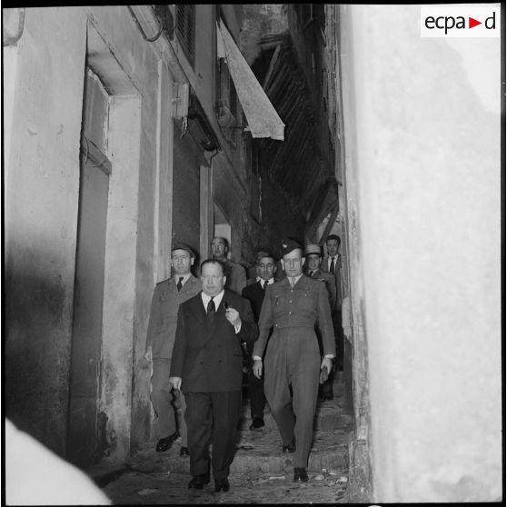 M. Robert Lacoste dans une ruelle de la casbah d'Alger.