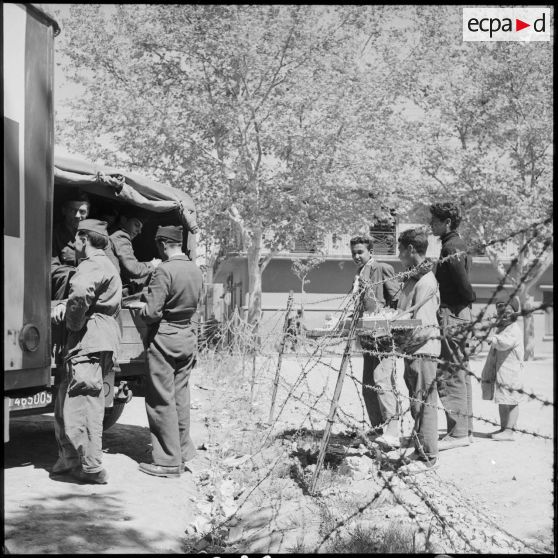 Vendeurs à la lisière du camp du 21e régiment d'infanterie (RI), département de Saïda.