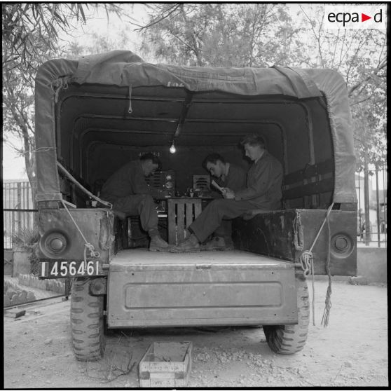 Vue arrière d'un véhicule Dodge, département de Saïda.