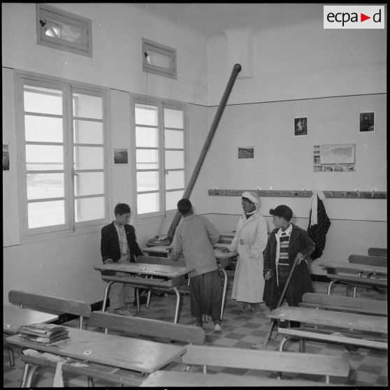 Une salle de classe à a compagnie de commandement et de service du 21e régiment d'infanterie (RI), département de Saïda.