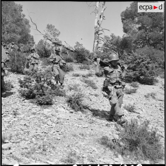 Descente d'un djebel, secteur de Djelfa.