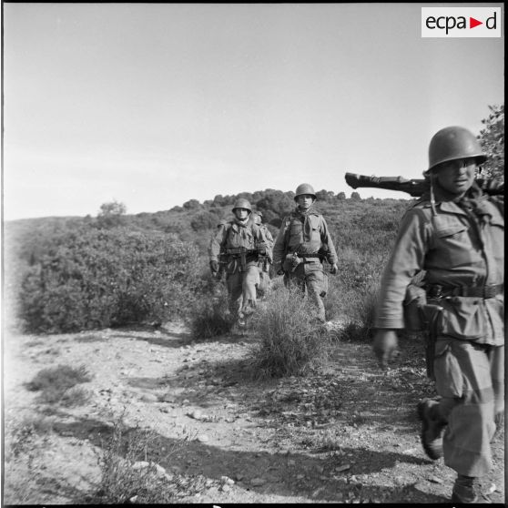 Un groupe de combat progressant en colonne.