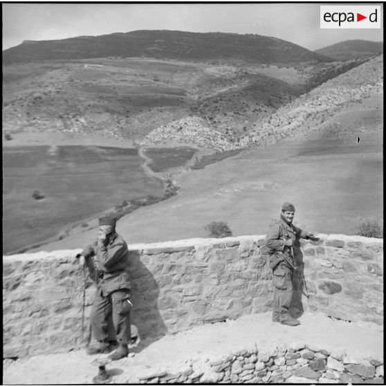 Deux militaires en Algérie.