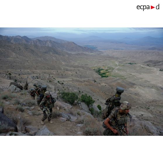 Progression des sections de la compagnie noire du 2e régiment étranger de parachutistes (2e REP) sur les pistes de montagne de Sper-kunday, en Afghanistan.