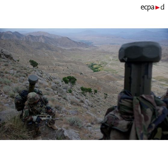 Un légionnaire de la compagnie noire du 2e régiment étranger de parachutistes (2e REP) reprend son souffle lors d'une progression sur les pistes de montagne de Sper-kunday, en Afghanistan.