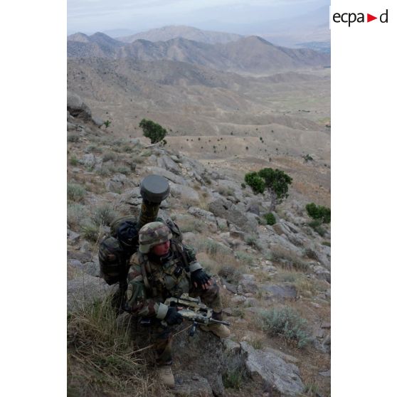 Un légionnaire de la compagnie noire du 2e régiment étranger de parachutistes (2e REP) reprend son souffle lors d'une progression sur les pistes de montagne de Sper-kunday, en Afghanistan.