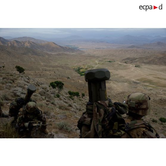 Des légionnaires de la compagnie noire du 2e régiment étranger de parachutistes (2e REP) reprennent leur souffle lors d'une progression sur les pistes de montagne de Sper-kunday, en Afghanistan.