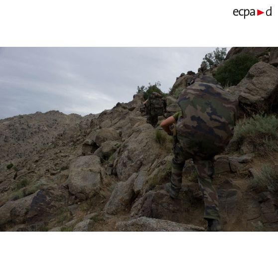 Progression des sections de la compagnie noire du 2e régiment étranger de parachutistes (2e REP) sur les pistes de montagne de Sper-kunday, en Afghanistan.