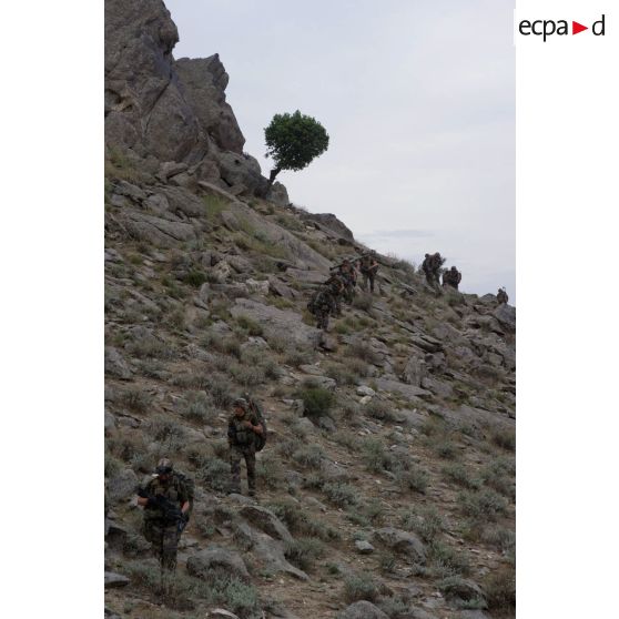 Progression des sections de la compagnie noire du 2e régiment étranger de parachutistes (2e REP) sur les pistes de montagne de Sper-kunday, en Afghanistan.