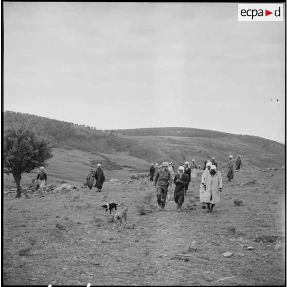 Regroupement de population dans un village du département de Constantine.