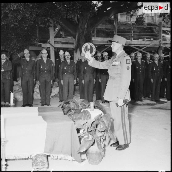 Le général Allard lors des obsèques de militaires du 28 régiment e dragons (D) à Alger.