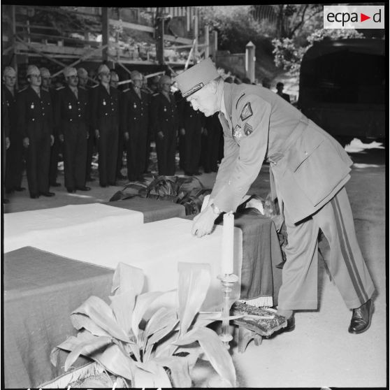 Remise de décoration par le général Allard, Alger.