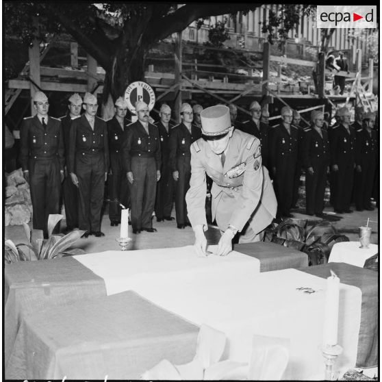 Remise de décoration par le général Allard, Alger.