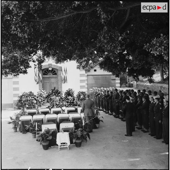 Obsèques de treize militaires du 28e régiment de dragons à l'hôpital Maillot d'Alger.