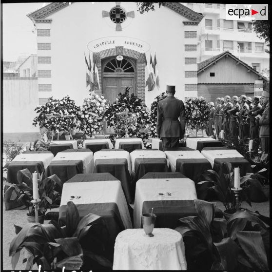 Obsèques de treize militaires du 28e régiment de dragons à l'hôpital Maillot d'Alger.