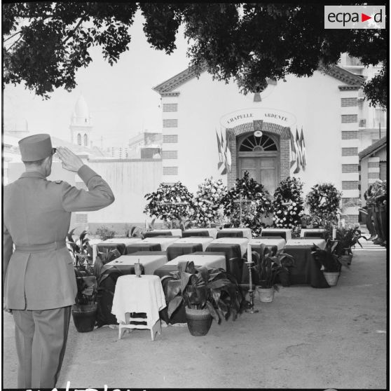 Obsèques de treize militaires du 28e régiment de dragons à l'hôpital Maillot d'Alger.