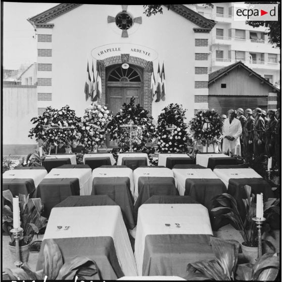 Obsèques de treize militaires du 28e régiment de dragons à l'hôpital Maillot d'Alger.