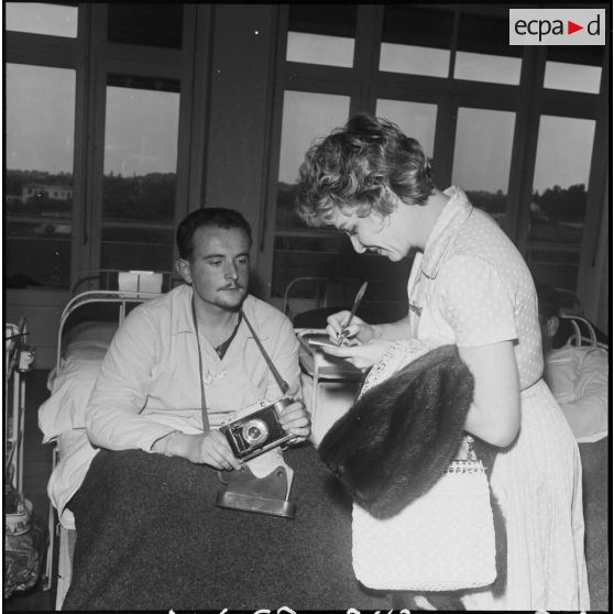 Line Renaud signe des autographes aux patients de l'hôpital Maillot d'Alger.