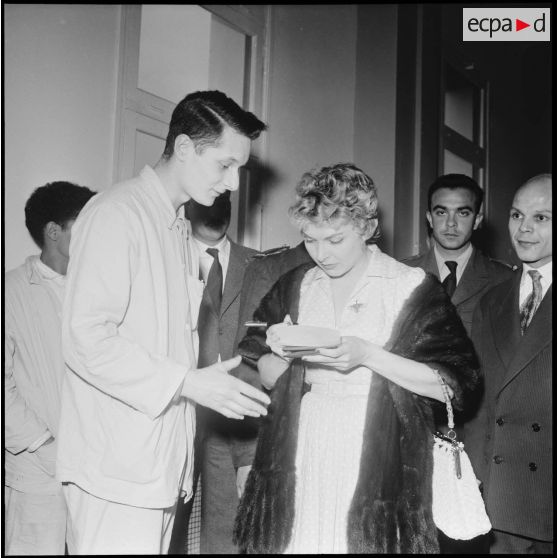 Line Renaud signe des autographes aux patients de l'hôpital Maillot d'Alger.