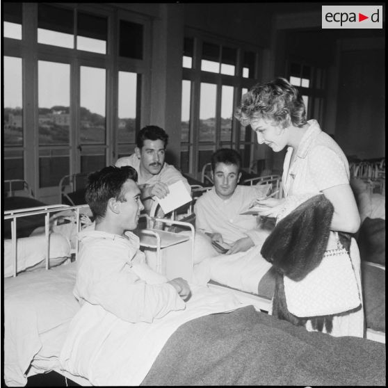 Line Renaud signe des autographes aux patients de l'hôpital Maillot d'Alger.