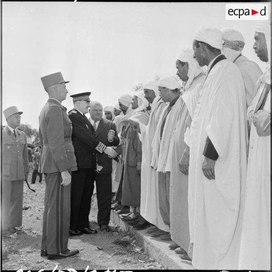 Un préfet s'entretient avec des anciens combattants à Kherba.