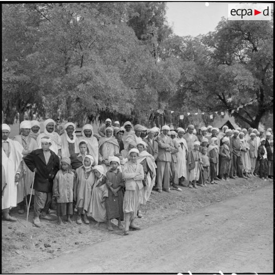 Les spectateurs de la remise d'armes à la harka de Kherba.