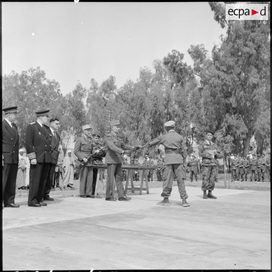 Distribution d'armes aux habitants de Kherba.