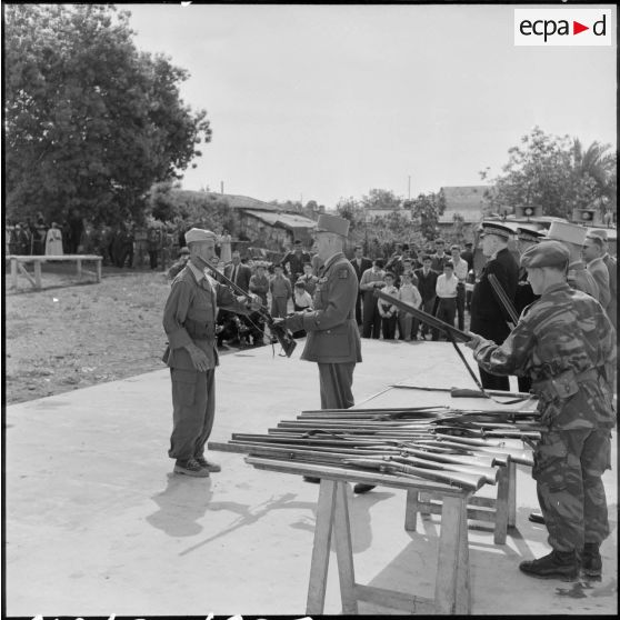 Distribution d'armes aux habitants de Kherba.