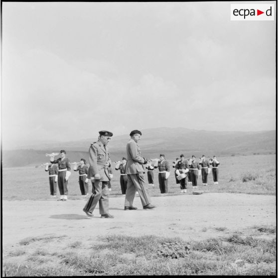 Cérémonie militaire en présence du général Fonteneau.