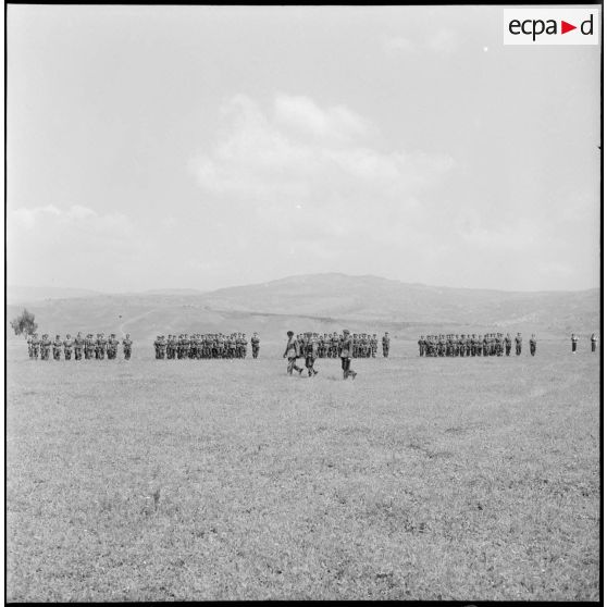 Cérémonie militaire en présence du général Fonteneau.