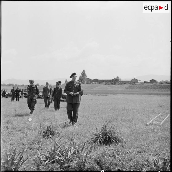 Cérémonie de largage de parachutistes en présence d'autorités militaires.