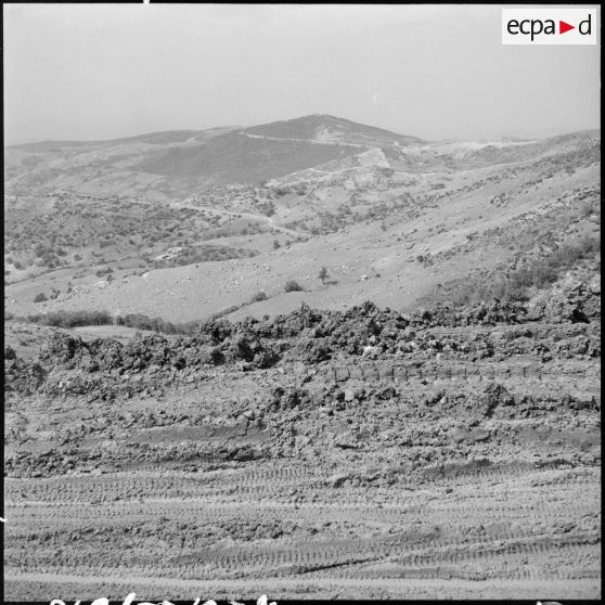 Région d'Alger. Une piste en cours de construction entre Maréchal Foch et Deux Bassines.