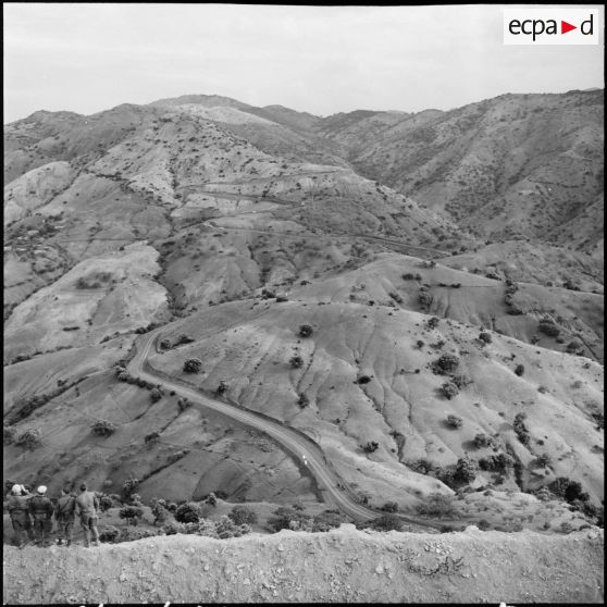 Région d'Alger. Une piste en cours de construction entre Maréchal Foch et Deux Bassines.