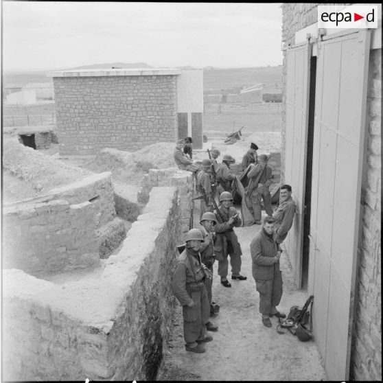 Région d'El Gor. Une section du 2e régiment d'infanterie (RI) s'apprête à partir en patrouille.