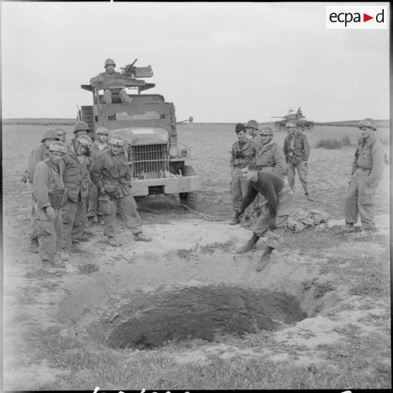 Région d'El Gor. Un volontaire du 21e régiment d'infanterie (RI) s'apprête à descendre dans un puits.