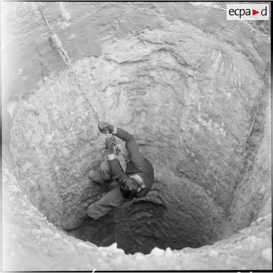 Région d'El Gor. Un volontaire du 21e régiment d'infanterie (RI) descend dans un puits.