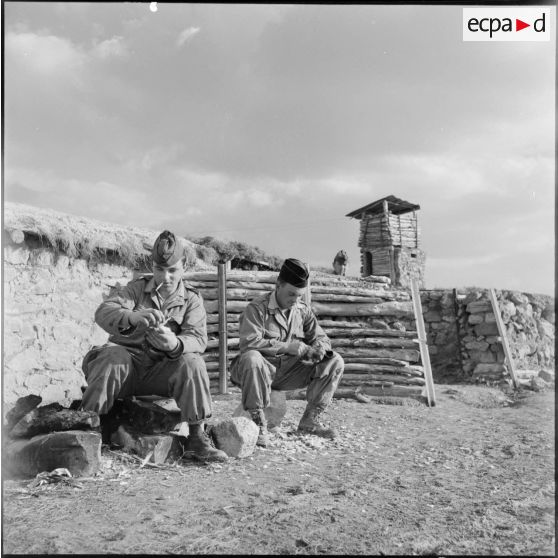 El Gor. Deux soldats plument des pigeons.